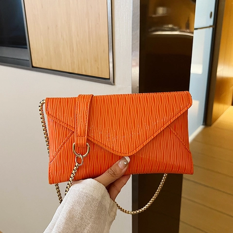 Envelope Crossbody Bag Women Metallic Pleated PU Leather Shoulder Clutch With Metal Chain Strap Evening Party Fashion