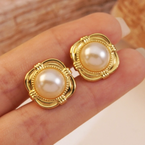 Pendientes De Botón De Perlas Artificiales Artificiales Cuadradas Vintage Acero Inoxidable Chapado En Oro Diseño Texturizado Elegante