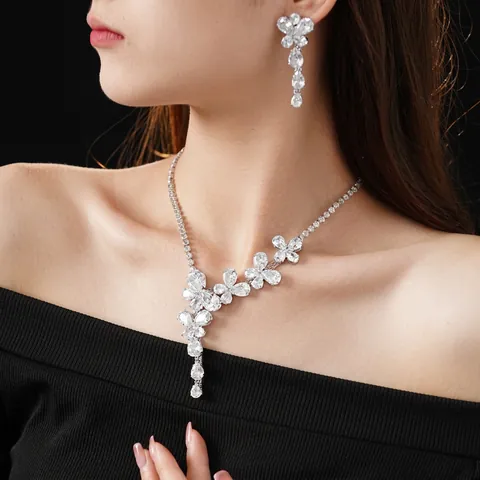 Set Di Gioielli Collana E Orecchini Fiore In Zircone Con Pendente A Goccia D'acqua E Perno In Argento Lusso Elegante
