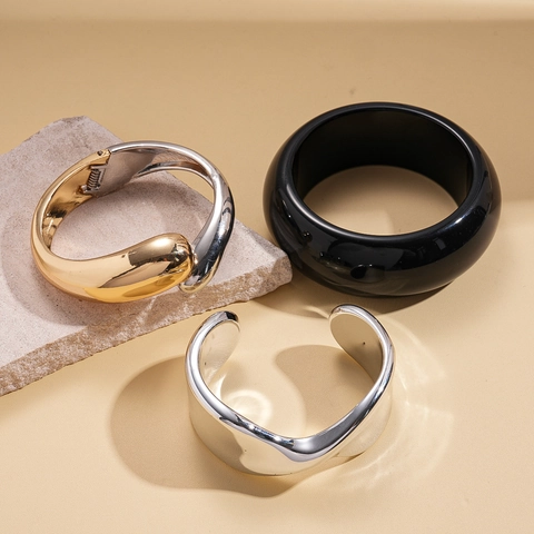 Geometrischer Breiter Armreif Legierung Harz Unregelmäßig Poliert Glatte Oberfläche Offene Manschette Minimalistischer Schmuck