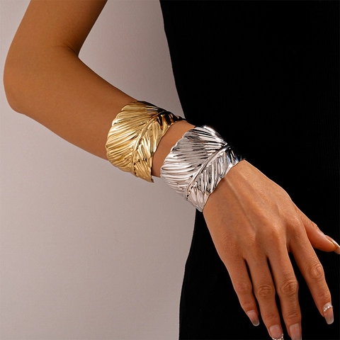 Brazalete De Metal Con Textura De Hoja De Pluma Apertura Ajustable Ancho Para Mujeres Joyas De Moda Estilo Bohemio