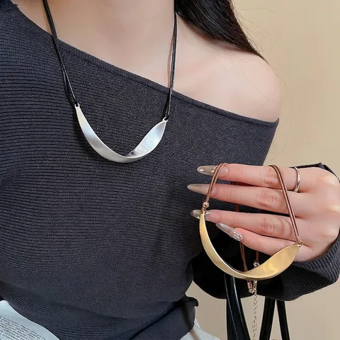 Collana Con Pendente Geometrico Torto Irregolare Minimalista Lega Spazzolata Opaca Cordino In Pelle Gioielli Da Donna