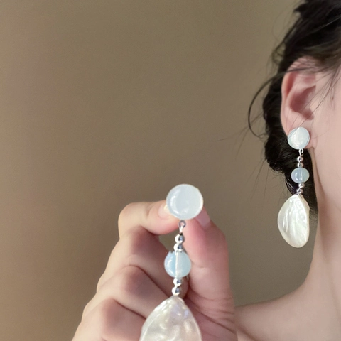 Orecchini Pendenti Lunghi Nuovo Stile Cinese Goccia D'Acqua Resina Bianca Trama Conchiglia Con Perno In Argento