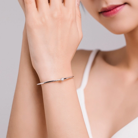 Minimalistischer 925 Sterlingsilber Offener Armreif Für Damen Runder Zirkonia Eingelegter Verstellbarer Manschettenarmreif