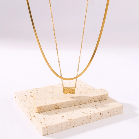 Collana A Strati Placcata Oro 18K Acciaio Inossidabile Catena A Serpente Ciondolo Cilindrico Strutturato Stile Geometrico