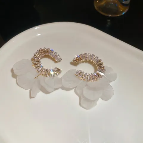 Boucles D'Oreilles En C À Pétales Blancs Avec Zircon Et Tige En Argent Bijoux Floraux Élégants Pour Femme