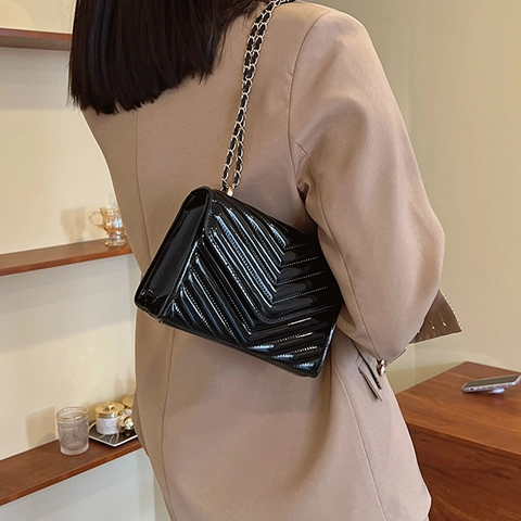 Sac Bandoulière Matelassé En PU Brillant Avec Motif Chevron Et Chaîne Métallique Petit Sac Carré Chic Tendance Pour Femmes