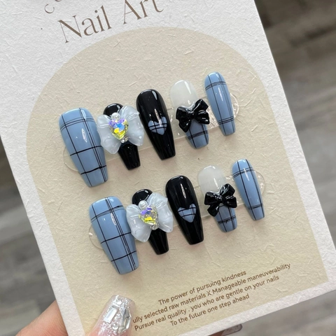 Handgemachte Lange Sargform Press On Nägel Kariert Schleife Herz Strass Blau Schwarz Weiß Wiederverwendbare Kunstnägel