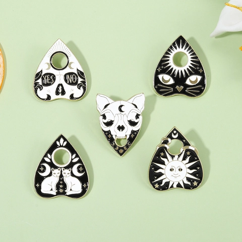Spilla Planchette in Smalto Gotico Gatto Mistico Teschio Sole Luna Modello Lega Gioielli Distintivo per Zaino Abbigliamento