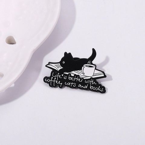 Pin de Esmalte de Gato Negro de Dibujos Animados Con Café Y Libros Cita Life Is Better Insignia Para Ropa Bolsos Decoración
