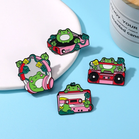 Cartoon Frosch Musik Emaille Brosche Pins Niedlich Pink Grün Plattenspieler Kassette Radio Kopfhörer Metall Abzeichen Schmuck Für Tasche