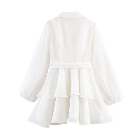 Elegante Abito Corto Bianco A Maniche Lunghe Colletto POLO Gonna A Balze A Strati Con Cintura Con Fibbia Di Perla Artificial