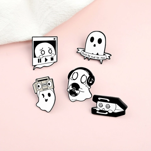 Cartoon Geist Emaille Brosche Abzeichen Süßer Geist Mit Kopfhörern Vinyl Record Player Radio Don't Be Sad Be Rad Legierung Nadel