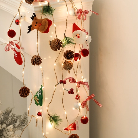 Guirnalda De Luces LED De Navidad Piña Baya Roja Campana Lazo Peluche Adorno Blanco Cálido A Pilas Decoración Navideña