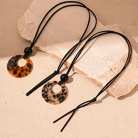 Collier Pendentif Cercle En Acrylique Imprimé Léopard Chaîne De Pull Bohème En Résine Écaille Femmes Style Minimaliste Vintage