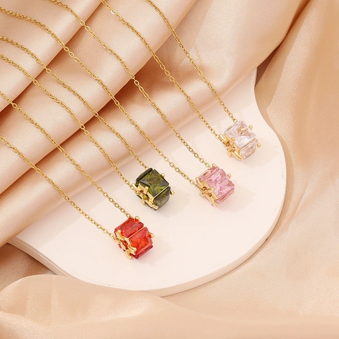 Collier Pendentif Zircone Cubique Carré Minimaliste Pour Femmes Chaîne Dorée En Cuivre Style Géométrique Ins
