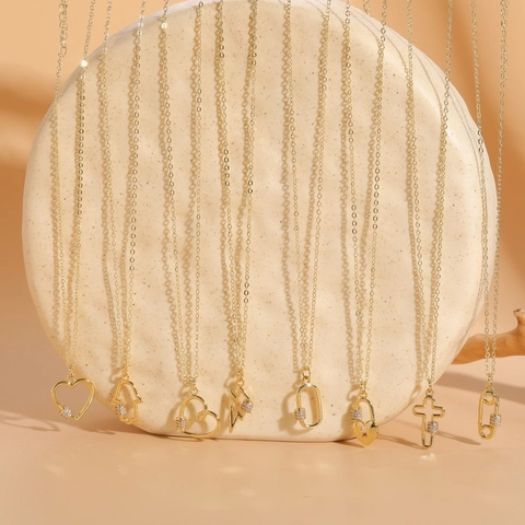 Semplice Collana con Ciondolo in Rame e Zirconia Cuore Fulmine Croce Mano di Fatima Gioielli Versatili di Lusso per Donna