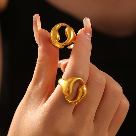 Anello Aperto Fluido Irregolare Acciaio Al Titanio Placcato Oro 18K Cavo Design Geometrico Doppia Goccia Per Donna