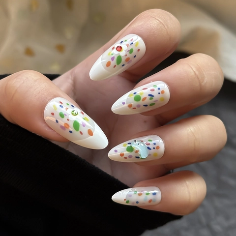 Unghie Finte A Pressione Forma Mandorla Base Bianca Motivo A Pois Colorati Decorazione Orso Cuore In Resina 3D Donne