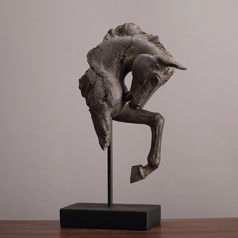 Sculpture Abstraite De Tête De Cheval Statue D'Art En Résine Vieillie Pour Décoration De Bureau Moderne Et Minimaliste