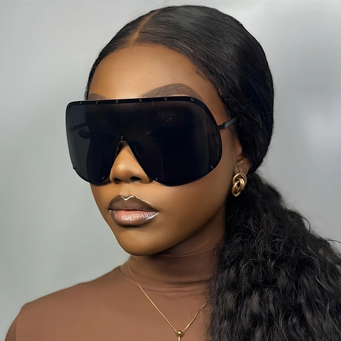 Shield Sonnenbrille Oversize One Piece Eyewear UV400 PC Gläser Metallrahmen Nietendekor Damen Futuristischer Y2K Stil