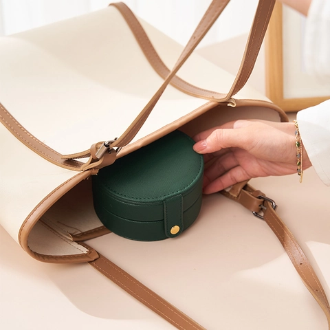 Portagioie Portatile Rotondo Pelle PU Mini Custodia Da Viaggio Per Orecchini Anelli Collane Con Specchio Integrato
