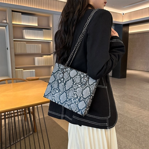 Fashion Snake Pattern PU Leather Shoulder Bag For Women Trendy Python Print Metal Chain Crossbody Small Square Bag