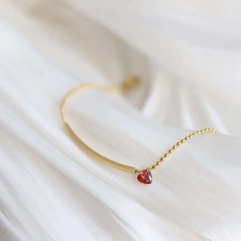 Bracciale A Catena Con Sfere In Acciaio Al Titanio Dorato Con Barra Liscia E Ciondolo Cuore In Zirconia Per Donna