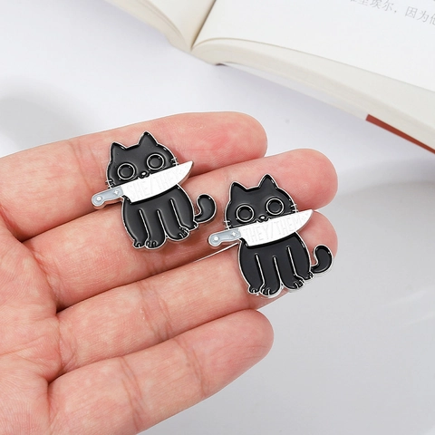 Spilla in Smalto Gatto Nero Con Coltello Distintivo Pronome Lega Gioielli Identità Genere per Zaino Vestiti Giacca Regalo