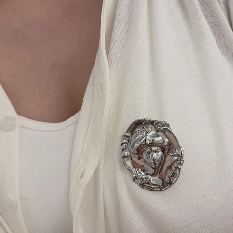 Vintage Stainless Steel Female Avatar Relief Brooch French Matte Face Pin For Suit Jacket Individual Gold Silver Jewelry