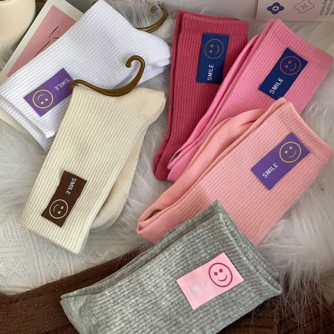 Calcetines De Media Caña Para Mujer Mezcla De Algodón Punto Elástico Parche Etiqueta Sonriente Estilo Ins Transpirable Elástico Suave Color Sólido Accesorio De Moda