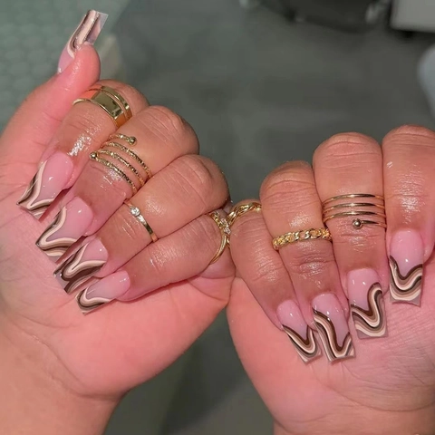 Lange Vierkante Franse Press On Nagels Coffin Kunstnagels Golven Patroon Roze Bruin Glanzend Kunstmatige Nagels Volledige Dekking Dames