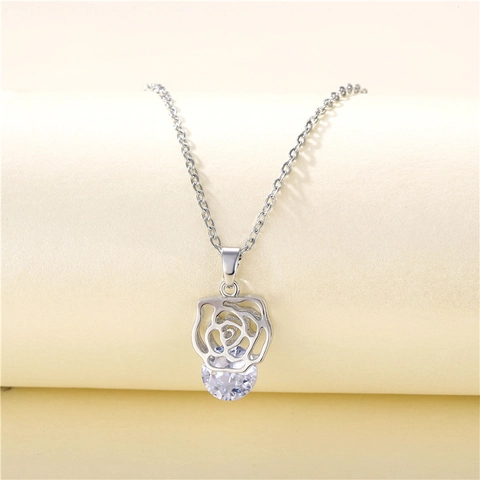 Collar Con Colgante De Rosa Hueca Con Cobre Incrustado De Circón Y Cadena De Acero Inoxidable Para Mujer