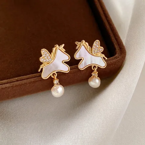Elegante Eenhoorn Vlinder Kunstparelmoer Zirkoon Hangoorbellen Met Zilveren Oorknopje Verguld Voor Dames