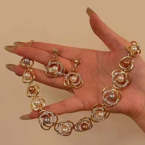Elegante Collana Con Fiori E Orecchini In Lega Strass Künstliche Perle Finte Multicolore Stile Corte Vintage Per Donna