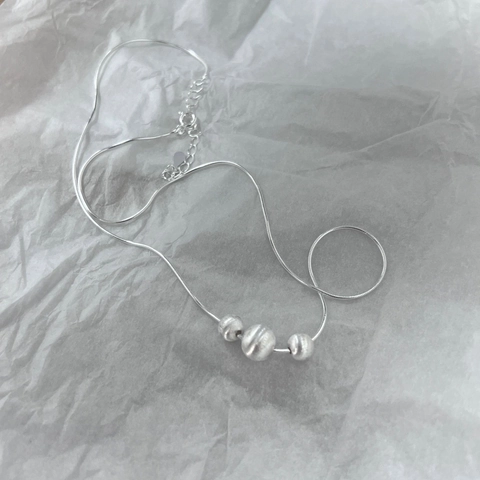 Collana con Pendente a Sfera Rotonda Smerigliata in Argento Sterling 925 Minimalista Catena da Clavicola con Perla Geometrica Spazzolata Gioielli Donna