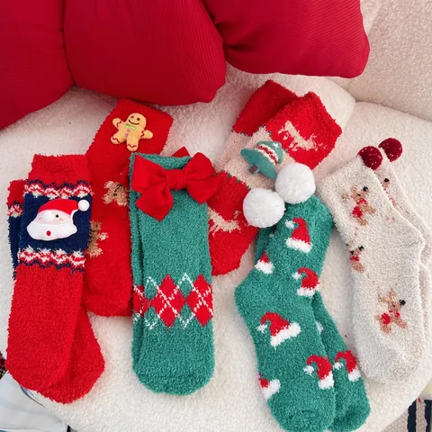 Calze Natalizie da Donna in Pile Corallo Ispessite Termiche Calze da Casa Con Motivo 3D Babbo Natale Renna Omino di Pan di Zenzero