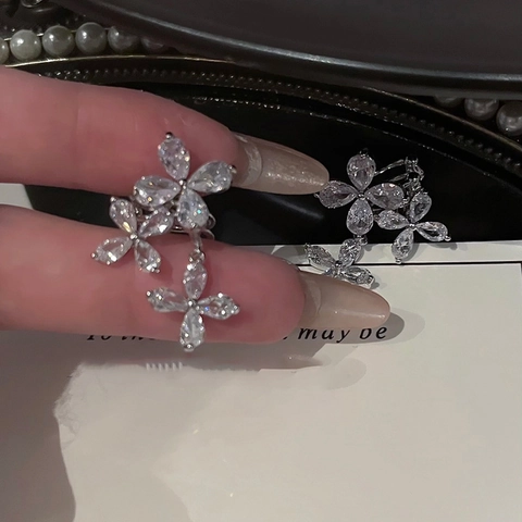 Blumenförmige Ear Cuff Ohrringe Für Frauen Kupfer Mit Zirkonia Minimalistisch Elegant Mode Ohne Piercing Schmuck