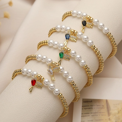 Elegante Pulsera De Cuentas Cobre Bañado En Oro Con Perlas Artificiales Blancas Y Dije De Pájaro Colibrí De Circón De Colores