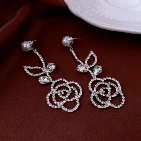 Pendientes Largos Colgantes De Flor De Rosa Con Perla Artificial De Imitación Y Aleación De Diamantes De Imitación Con Poste De Plata