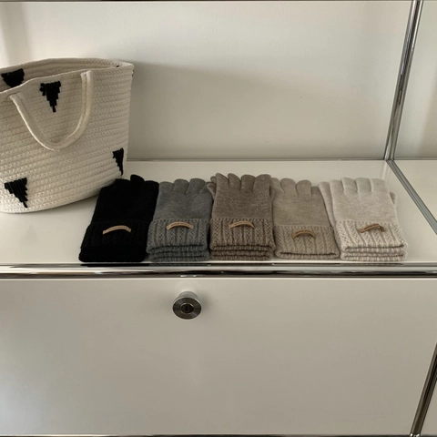 Gants Tricotés d'Hiver pour Femmes Couleur Unie Écran Tactile Doigts Divisés Chauds Jacquard Moufles Avec Écusson en Cuir Style Fait Main