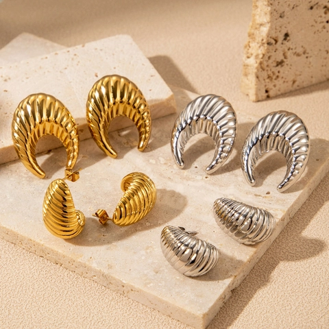 Boucles d'Oreilles Créoles en Acier Titane Filetées en Forme de C pour Femmes Mode Minimaliste Style Croissant Or Argent