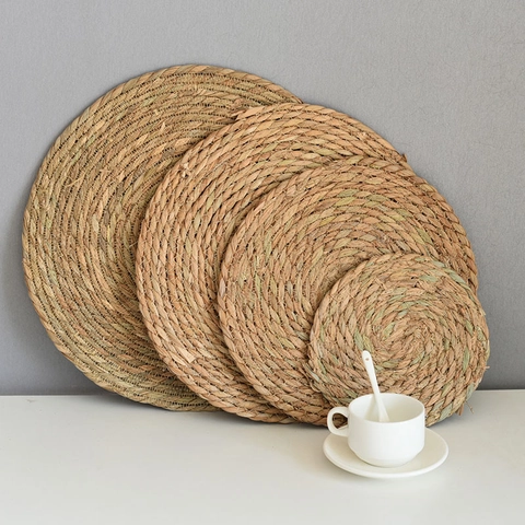 Natural Woven Grass Placemats Round Heat Insulation Non-Slip Table Mats Handcrafted Rustic Straw Coasters For Kitchen Dining Decor