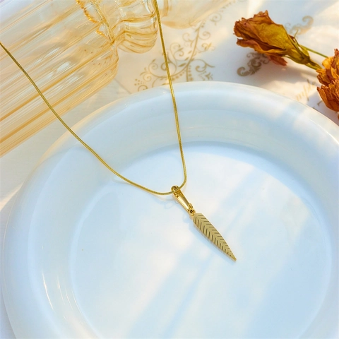 Collana con Ciondolo a Foglia in Acciaio Inossidabile per Donna Design Piuma d'Oro Catena a Serpente Gioielli di Moda Minimalista