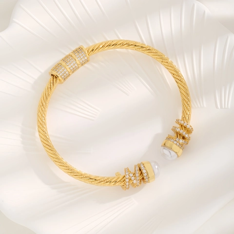 Eleganter Vergoldeter Kupfer Offener Armreif Mit Spiralverdrilltem Design Künstliche Perle Strass Eingelegter Schmuck Für Damen