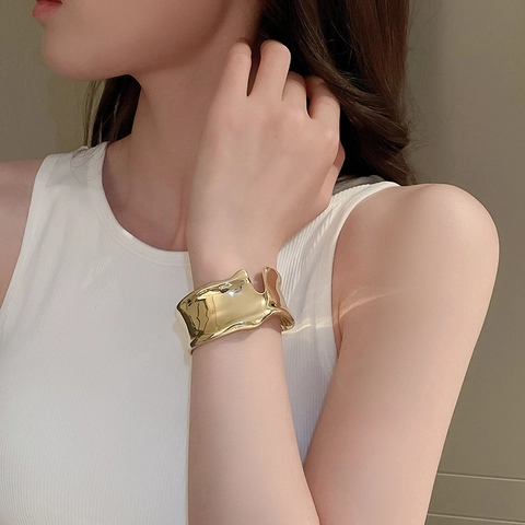 Unregelmäßiges Breites Manschettenarmband Glänzend Polierte Legierung Flüssigmetall Stil Offener Armreif Für Frauen Modeschmuck