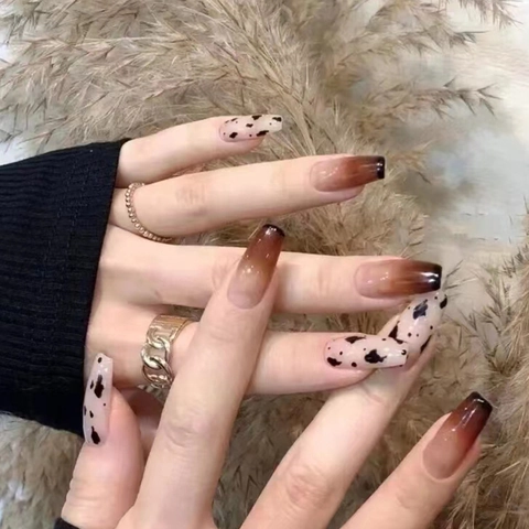 Faux Ongles À Presser Avec Motif Vache Et Dégradé Marron Style Français Longue Forme De Cercueil Pour Femmes