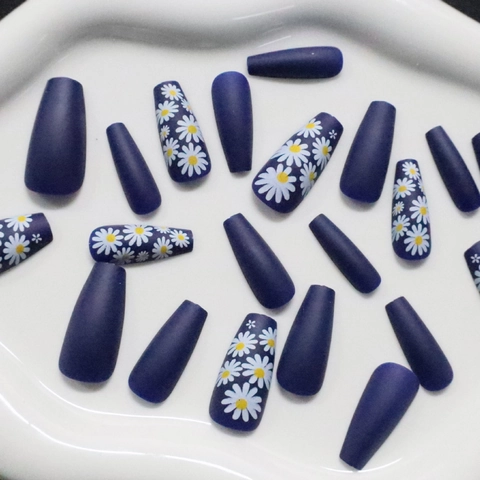 Matte Dunkelblaue Künstliche Nägel Coffin Form Künstliche Nägel Weiße Gänseblümchen Blumenmuster Einfache Elegante Maniküre Für Frauen
