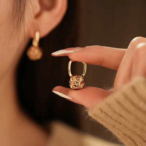 Orecchini A Cerchio In Rame Placcati Oro Con Pendente A Sfera In Strass Champagne E Perno In Argento Chic Da Donna