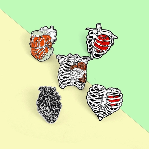 Broche en Émail Cœur Anatomique Squelette Cage Thoracique Gothique Bijoux Halloween Pour Hommes Femmes Badge en Alliage Cadeau